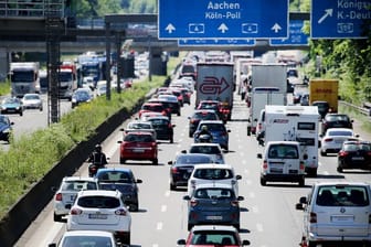 Autos, Wohnwagen und Transporter stehen auf der Autobahn A4 (Archivbild): Der ADAC rechnet vor allem Freitagnachmittag einem hohen Verkehrsaufkommen.