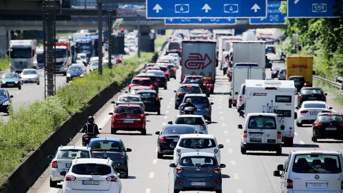 Autos, Wohnwagen und Transporter stehen auf der Autobahn A4 (Archivbild): Der ADAC rechnet vor allem Freitagnachmittag einem hohen Verkehrsaufkommen.