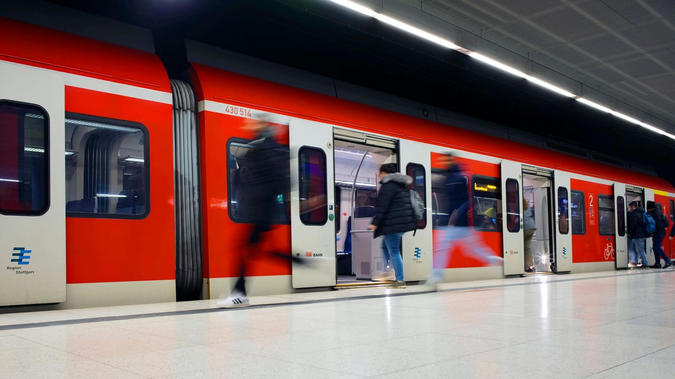 Eine S-Bahn in Stuttgart (Symbolbild): Bei einem Unfall wurde am Montag ein Mann schwer verletzt.