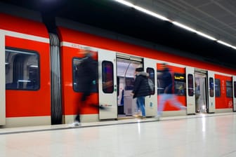 Eine S-Bahn in Stuttgart (Symbolbild): Bei einem Unfall wurde am Montag ein Mann schwer verletzt.