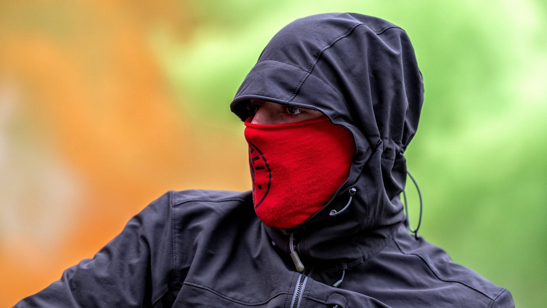 Ein vermummter Ultra des FC St. Pauli (Symbolbild): Die "Rotsport"-Gruppierung gilt als sehr gewaltbereit. Ein vermummter Ultra des FC St. Pauli (Symbolbild): Die "Rotsport"-Gruppierung gilt als sehr gewaltbereit.
