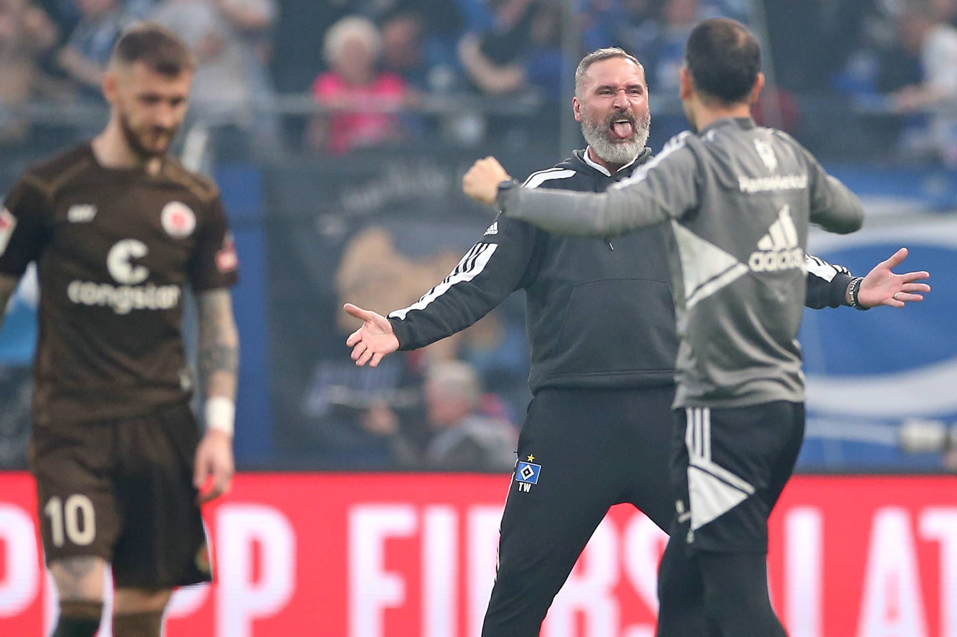 HSV-Trainer Tim Walter (2.v.r.): Der 47-Jährige feierte den Sieg im Derby ausgelassen.