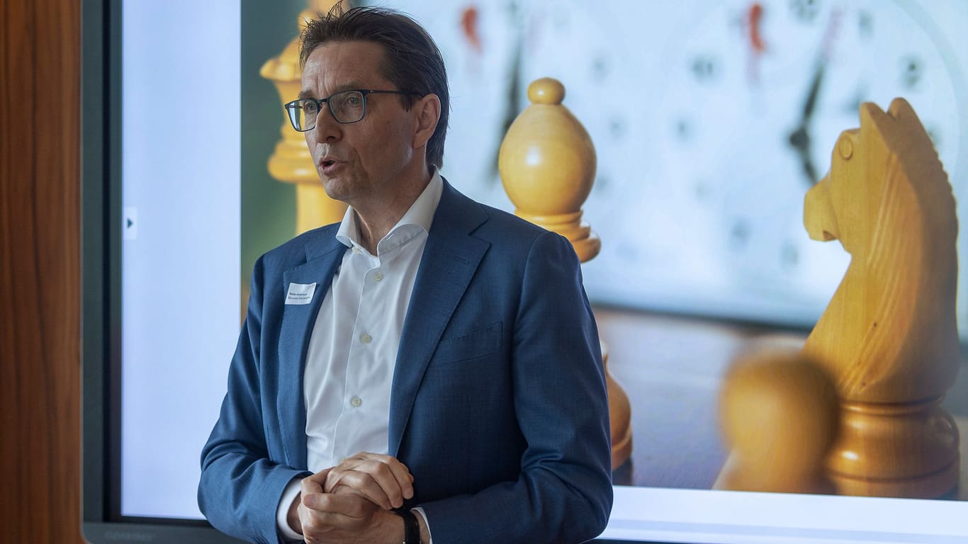Stefan Kindermann während eines Vortrags: Der Schach-Großmeister arbeitet auch als Coach und Keynote Speaker.