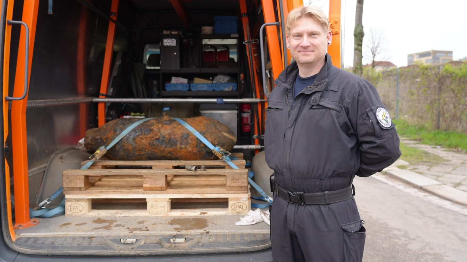 Bombe entschärft - Sprengmeister Robert Ludewig präsentiert die entschärfte Bombe.