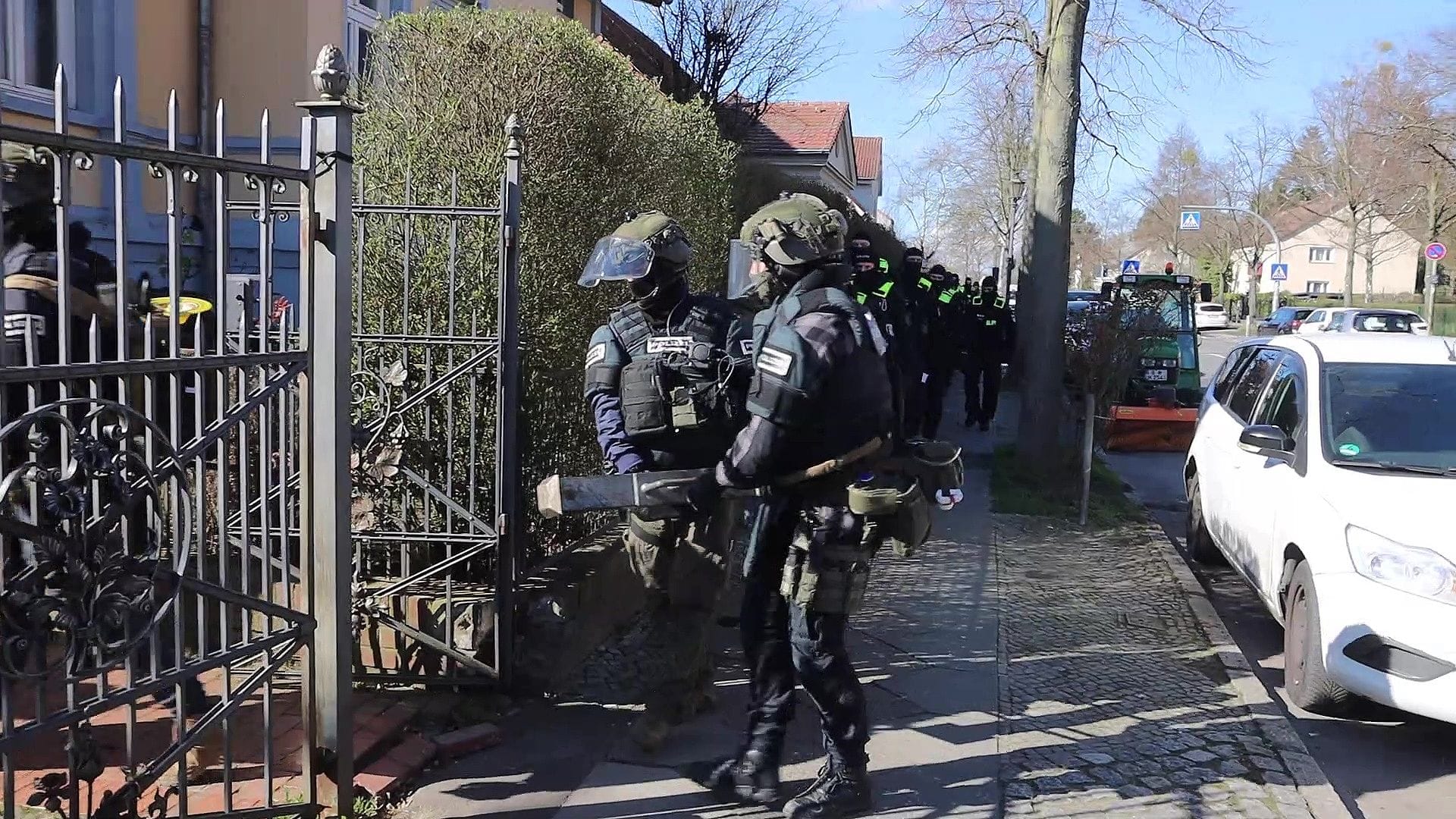 Spezialkräfte der Polizei mit einer Ramme an der Villa: Grund für die Durchsuchung war der Verdacht des räuberischen Diebstahls.