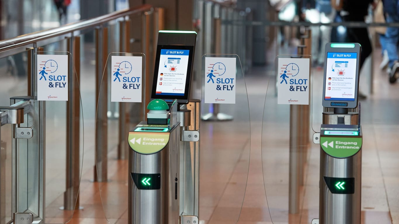 Schilder mit der Aufschrift "Slot & Fly" sind an Durchgängen am Hamburger Flughafen zu sehen: Der neue Service soll Wartezeiten verkürzen.