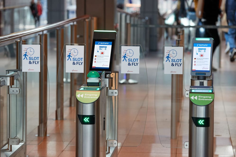 Schilder mit der Aufschrift "Slot & Fly" sind an Durchgängen am Hamburger Flughafen zu sehen: Der neue Service soll Wartezeiten verkürzen.