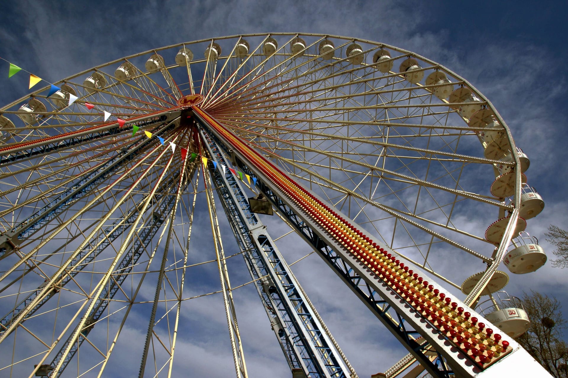 Riesenrad beim Frühlingsfest auf dem Schützenplatz in Hannover: Das Frühlingsfest geht vom 8. April bis zum 1. Mai 2023.