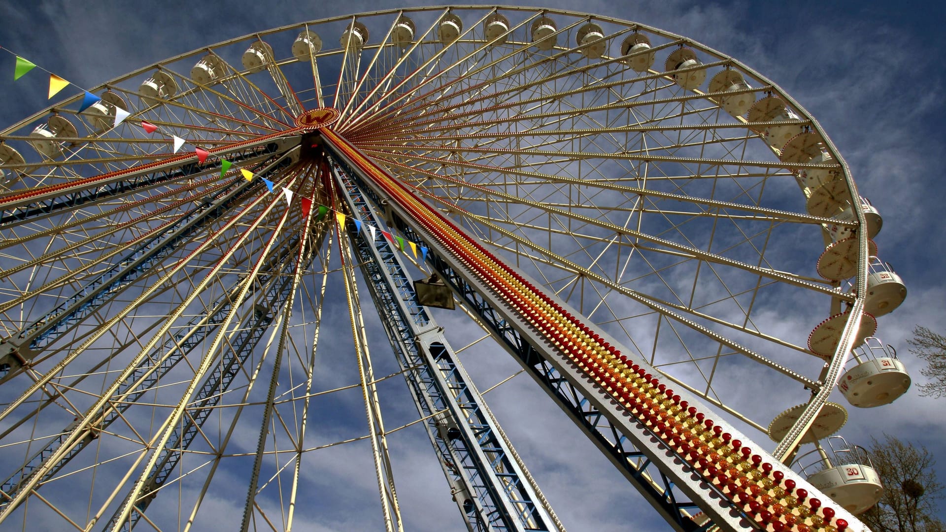 Riesenrad beim Frühlingsfest auf dem Schützenplatz in Hannover: Das Frühlingsfest geht vom 8. April bis zum 1. Mai 2023.