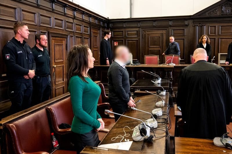 Der Angeklagte vor Gericht: Er soll sein Opfer mit Drogen betäubt haben.