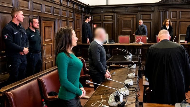 Der Angeklagte vor Gericht: Er soll sein Opfer mit Drogen betäubt haben.