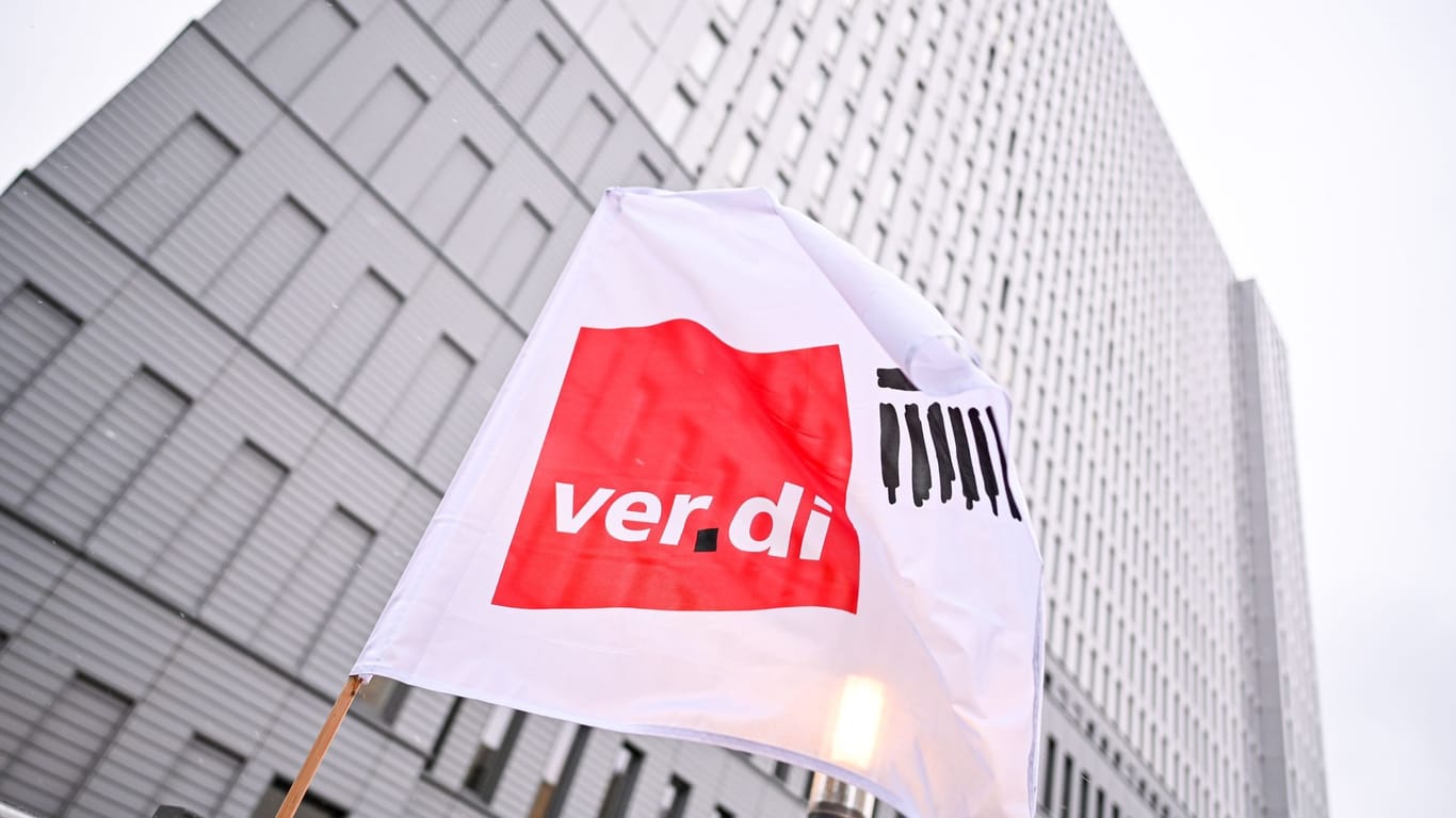 Verdi-Flagge (Symbolbild): Bürgerinnen und Bürger müssen sich auf Verzögerungen im Betriebsablauf des öffentlichen Dienstes einstellen.