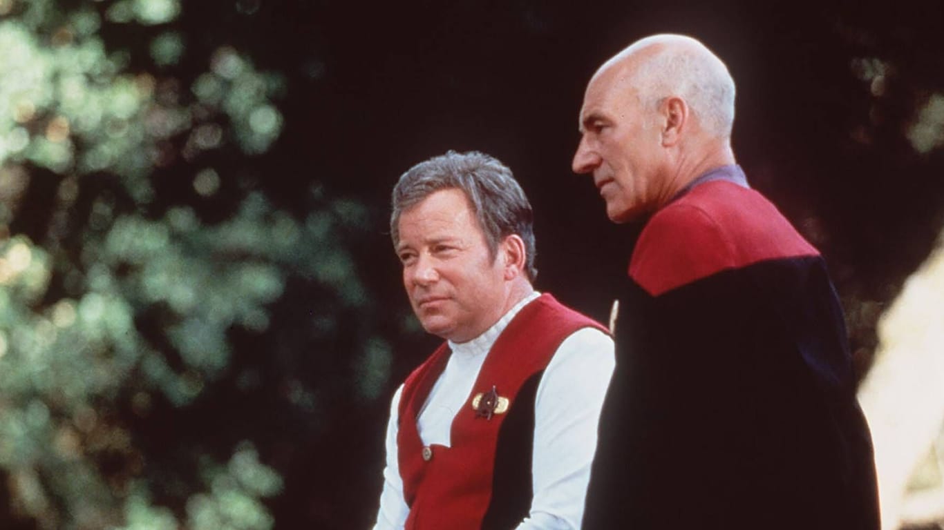 imago 90992839"Treffen der Generationen": Die beiden Kommandanten der Enterprise Captain Kirk und Captain Jean-Luc Picard bei ihrer einzigen Begegnung in "Star Trek".