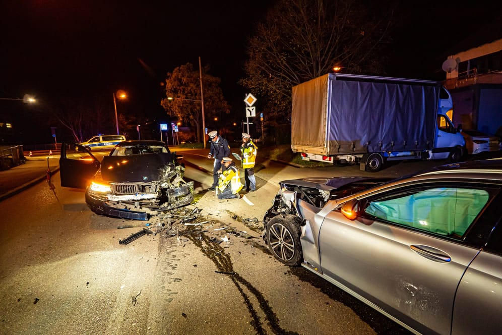 Der BMW des mutmaßlichen Unfallverursachers (links) und das Mercedes-Taxi (rechts): An beiden Fahrzeugen entstand ein Schaden von rund 50.000 Euro.