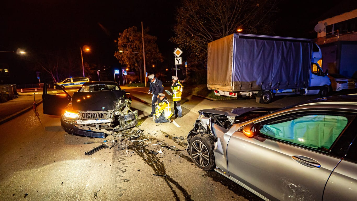 Der BMW des mutmaßlichen Unfallverursachers (links) und das Mercedes-Taxi (rechts): An beiden Fahrzeugen entstand ein Schaden von rund 50.000 Euro.