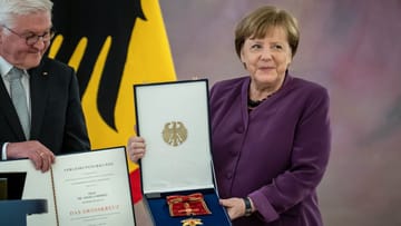 Am Montagabend wurde Angela Merkel die höchstmögliche Auszeichnung, die die Bundesrepublik vergibt, verliehen.