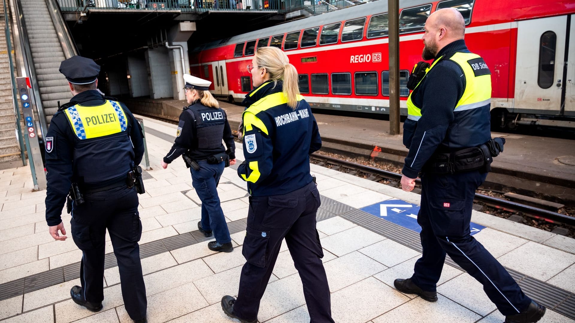 Eine Streife von Polizei, Bundespolizei, Hochbahn-Wache und DB Sicherheit geht durch den Hauptbahnhof. Die Sicherheit am Hamburger Hauptbahnhof soll mit der «Allianz sicherer Hauptbahnhof» durch mehr Präsenz der Behörden verbessert werden.