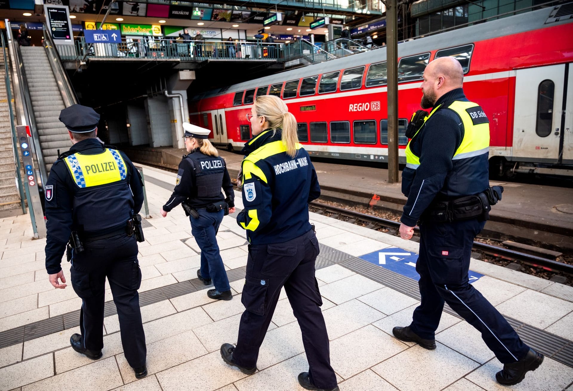 Eine Streife von Polizei, Bundespolizei, Hochbahn-Wache und DB Sicherheit geht durch den Hauptbahnhof. Die Sicherheit am Hamburger Hauptbahnhof soll mit der «Allianz sicherer Hauptbahnhof» durch mehr Präsenz der Behörden verbessert werden.