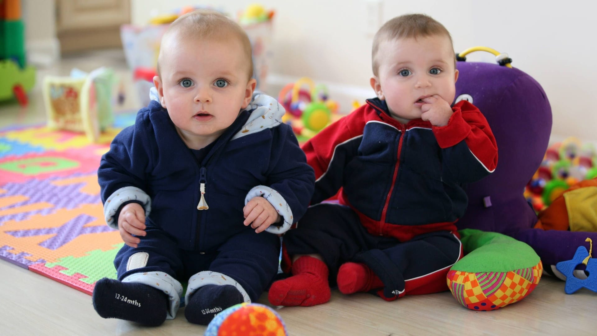 Zwillinge (Symbolbild): In Argentinien ging eine Mutter zur Polizei, weil sie ihre Kinder nicht auseinanderhalten konnte.