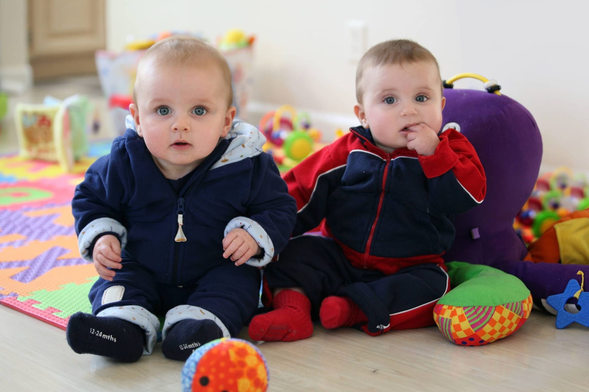 Zwillinge (Symbolbild): In Argentinien ging eine Mutter zur Polizei, weil sie ihre Kinder nicht auseinanderhalten konnte.