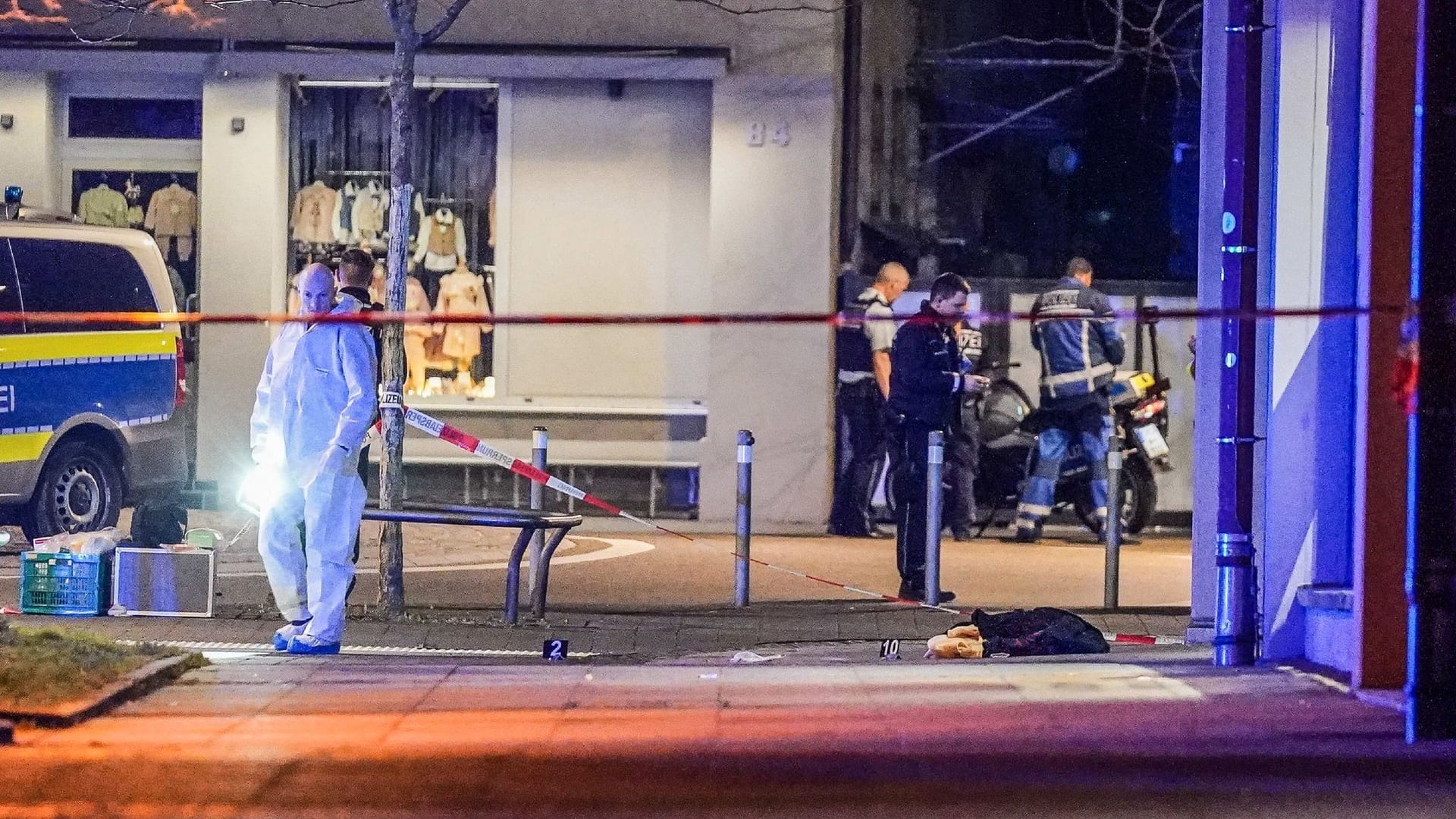Ein Mitarbeiter der Spurensicherung leuchtet den möglichen Tatort aus (Archiv): Im Fall von Schüssen in Zuffenhausen konnte ein Tatverdächtiger festgenommen werden. Ein Mitarbeiter der Spurensicherung leuchtet den möglichen Tatort aus (Archiv): Im Fall von Schüssen in Zuffenhausen konnte ein Tatverdächtiger festgenommen werden.