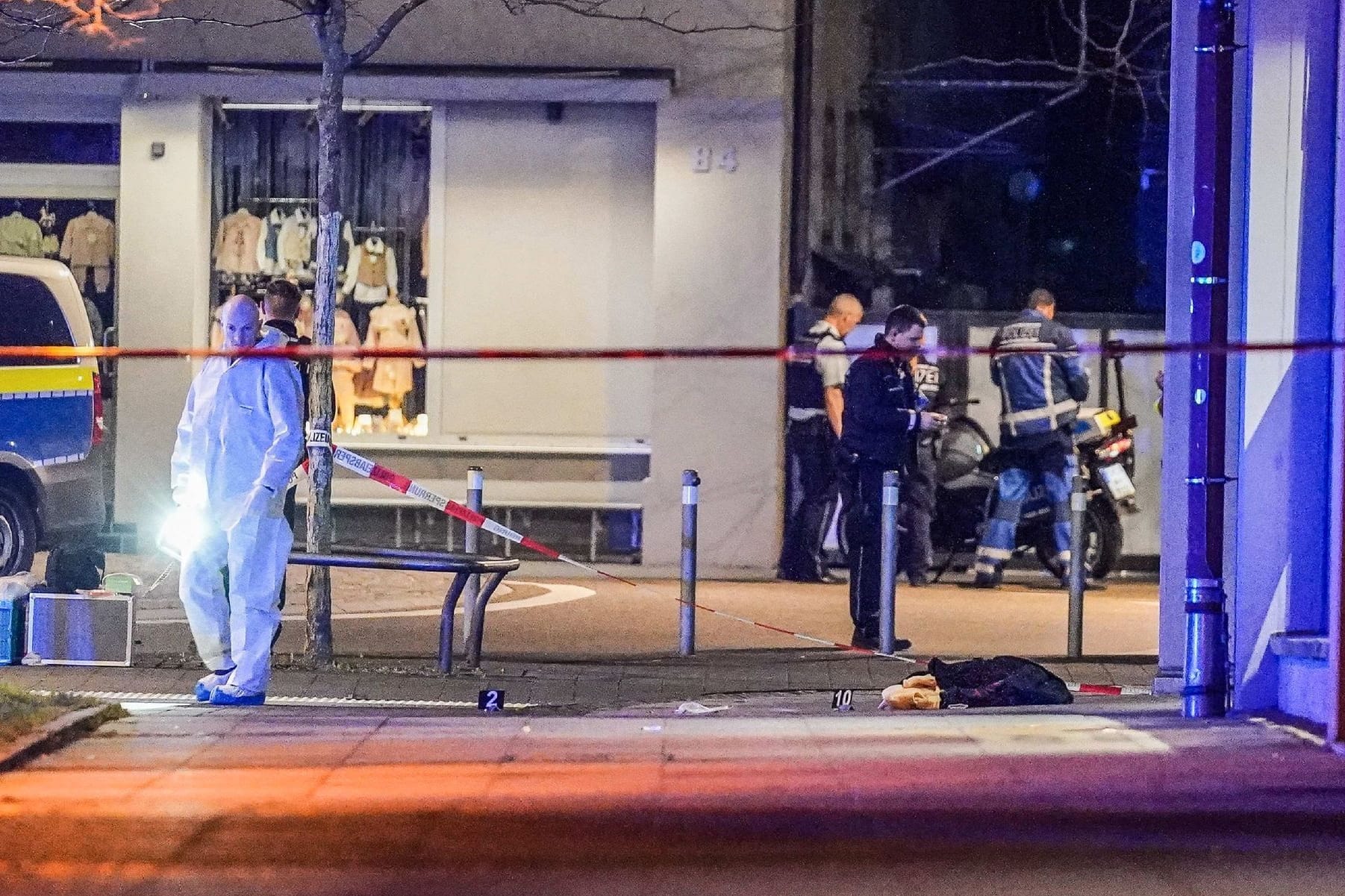 Ein Mitarbeiter der Spurensicherung leuchtet den möglichen Tatort aus (Archiv): Im Fall von Schüssen in Zuffenhausen konnte ein Tatverdächtiger festgenommen werden.