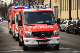 Feuerwehrwagen und Notarztwagen (Symbolbild): Im dritten Stock wurde der Tote geborgen.