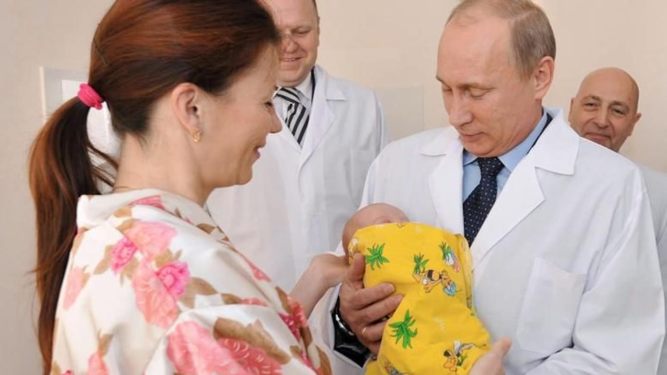 Kaliningrad im Jahr 2017: Putin besucht eine Geburtsstation.