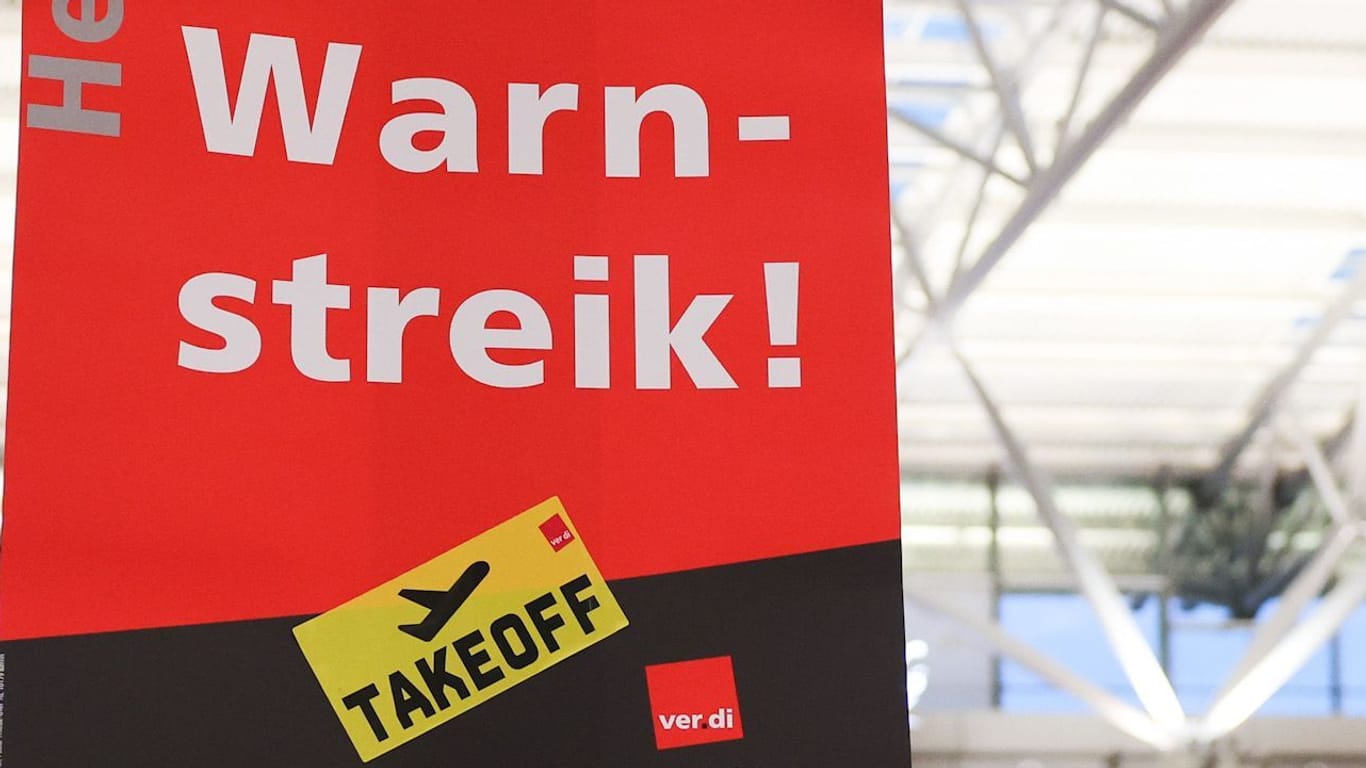 Plakat von Verdi am Flughafen Hamburg: Die Gewerkschaft hat zum Streik aufgerufen.
