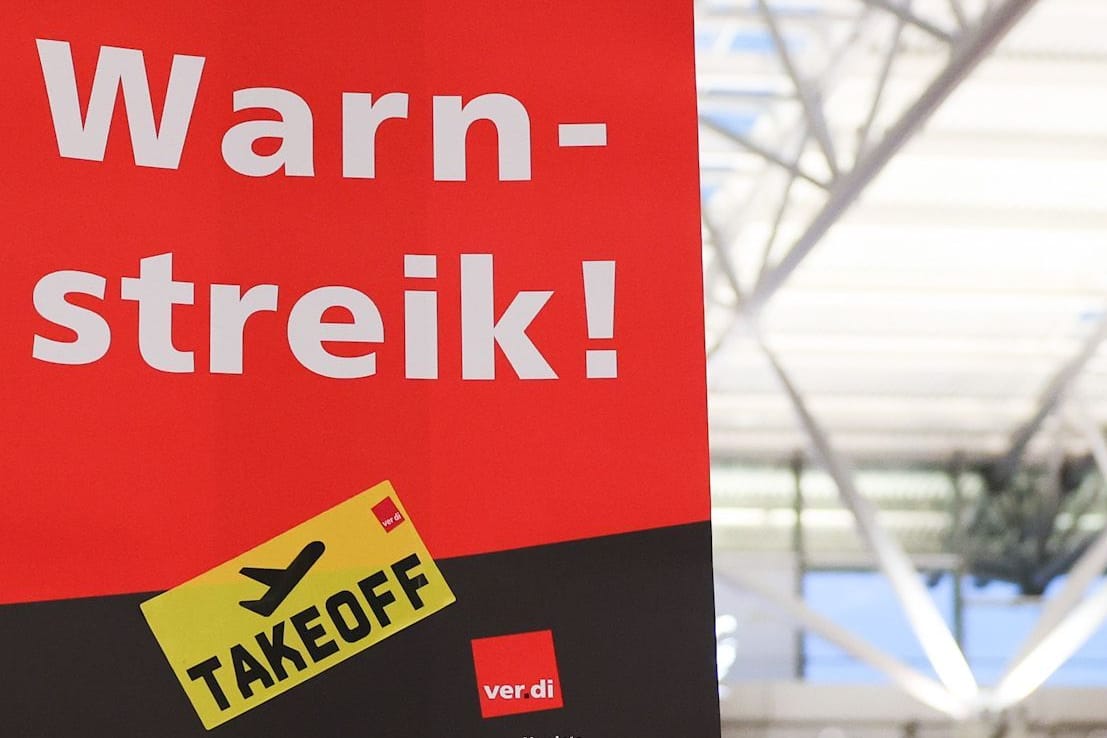 Plakat von Verdi am Flughafen Hamburg: Die Gewerkschaft hat zum Streik aufgerufen.