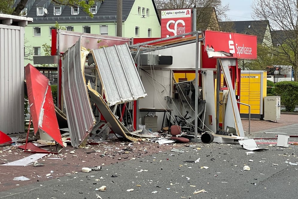 In Fürth haben Diebe einen Container der Sparkasse mitsamt zwei Geldautomaten gesprengt.