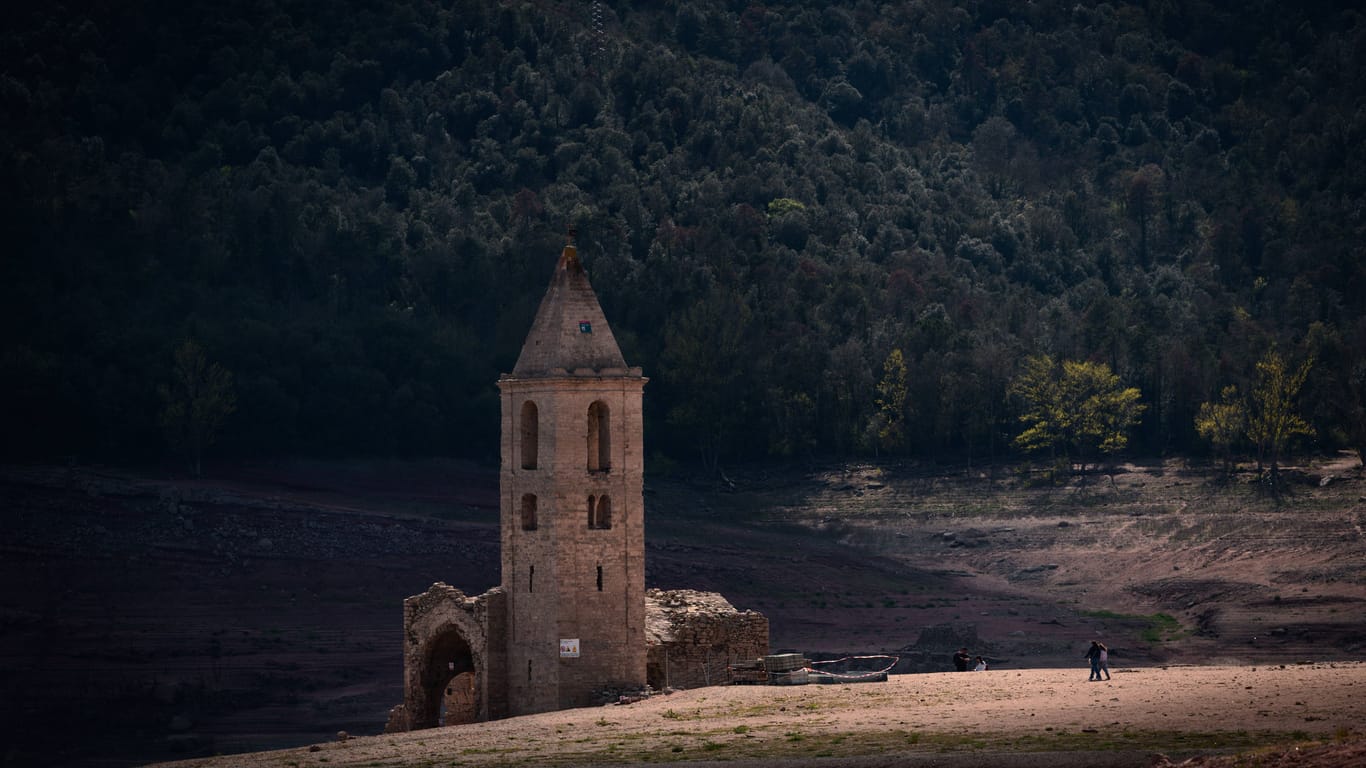 Die Kirche Sant Romo im Sau-Reservoir auf Land. Vor der Dürre lag die Ruine aus dem 11. Jahrhundert unter Wasser. Jetzt besuchen sie immer mehr Touristen.