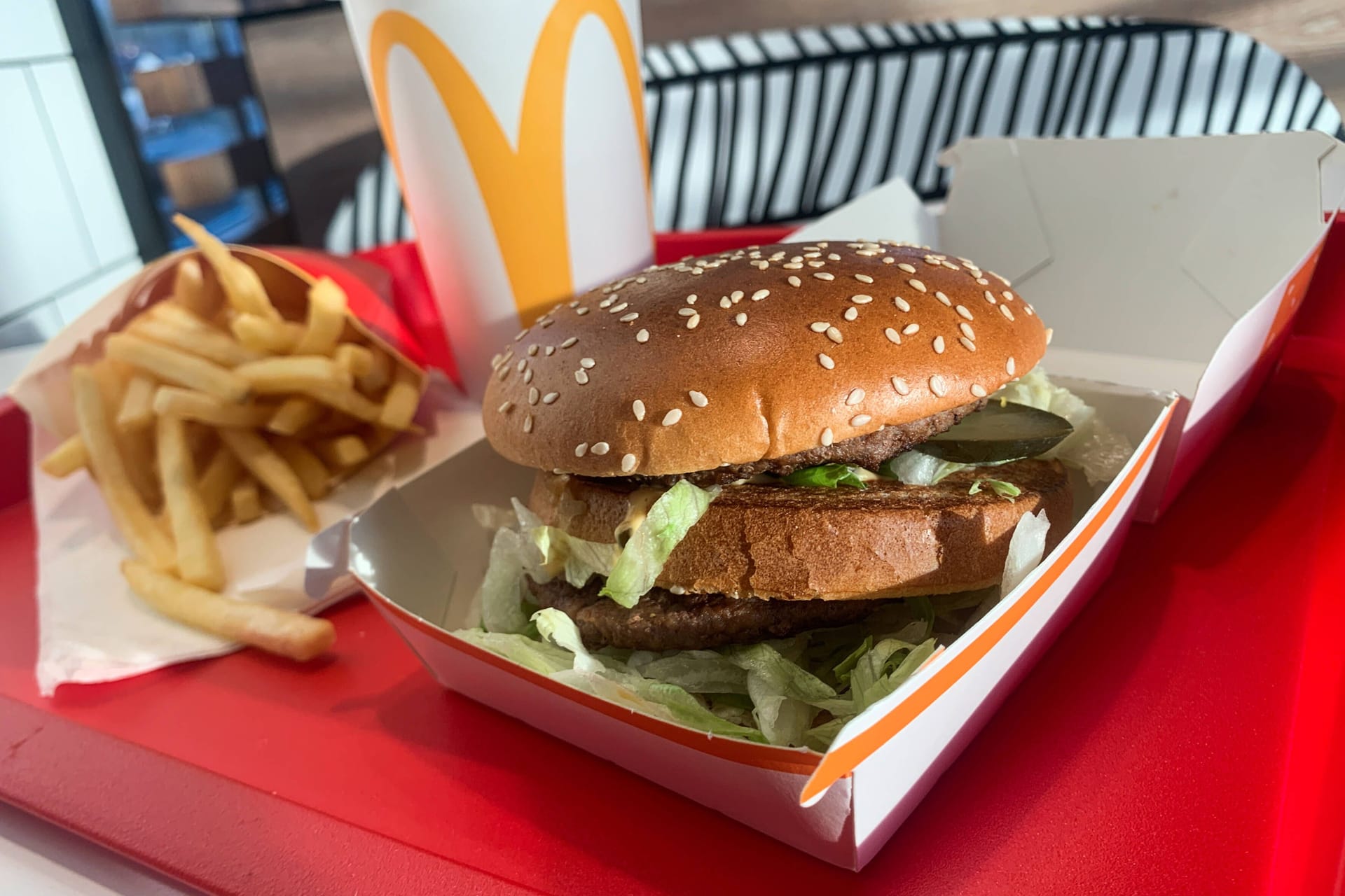 Ein Big Mac von McDonalds (Archivbild): Auf dem deutschen Markt soll es bei den Kultburgern Anpassungen geben.