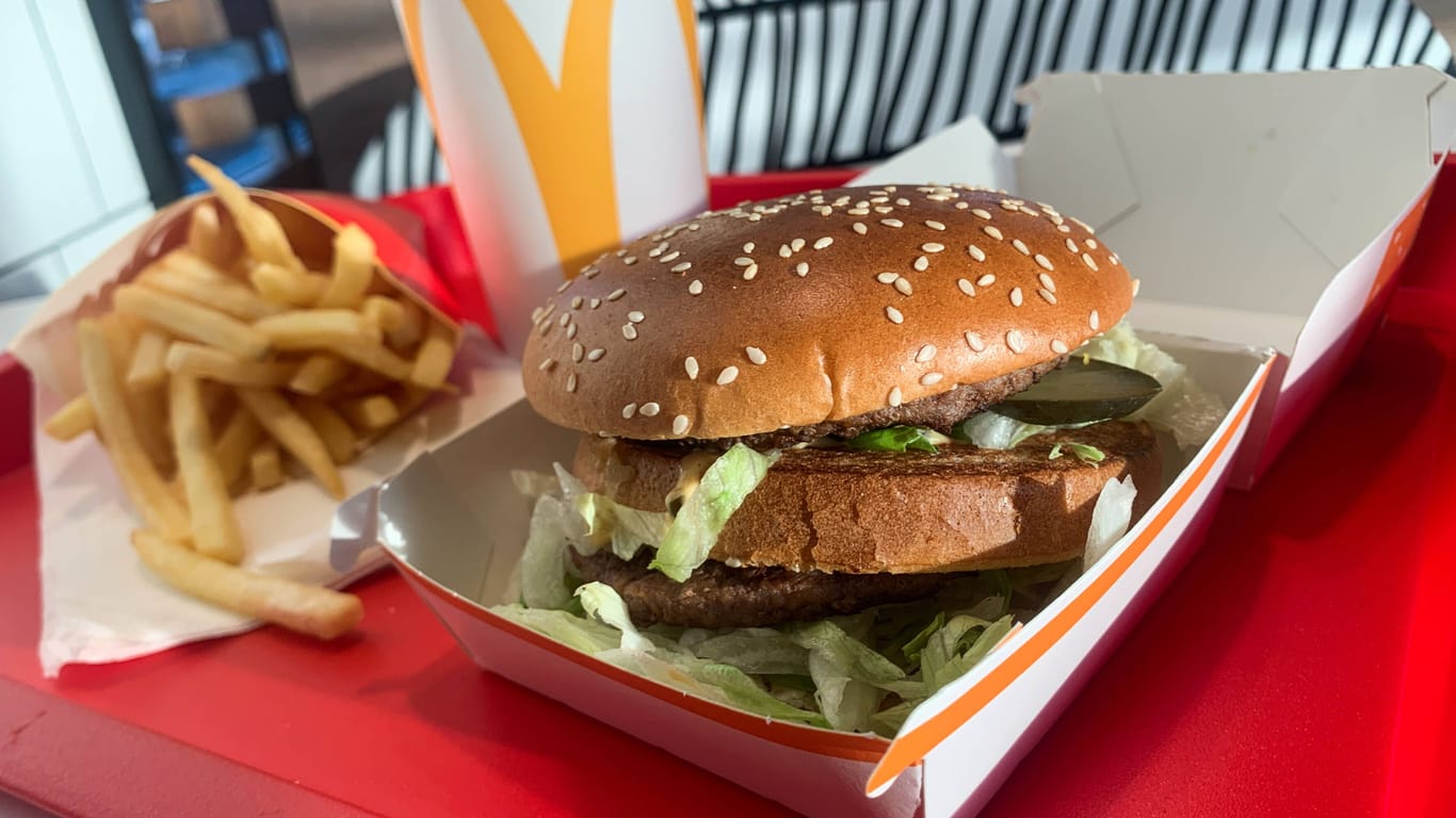 Ein Big Mac von McDonalds (Archivbild): Auf dem deutschen Markt soll es bei den Kultburgern Anpassungen geben.