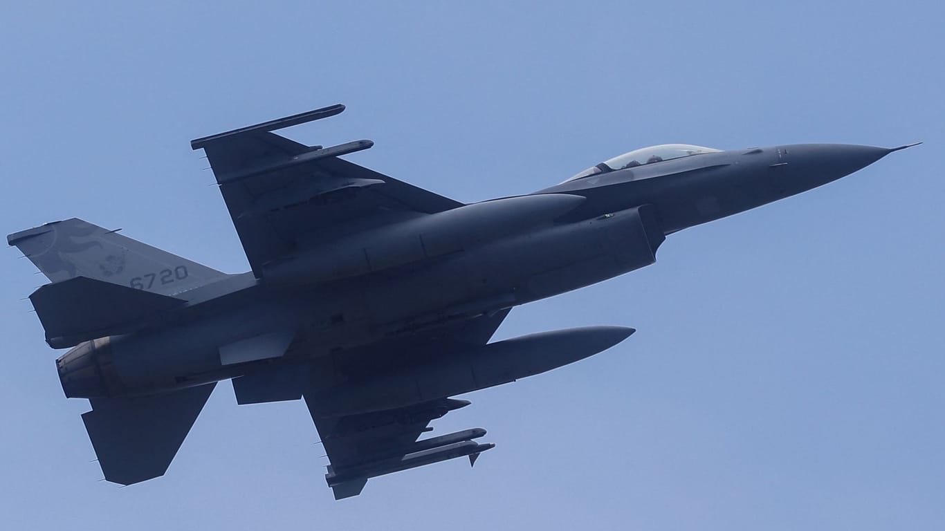 Ein Kampfjet vom Typ F-16 der taiwanesischen Luftwaffe hebt in Hualien ab (Archivbild): Taiwan registrierte 91 chinesische Militärflugzeuge innerhalb von 24 Stunden.