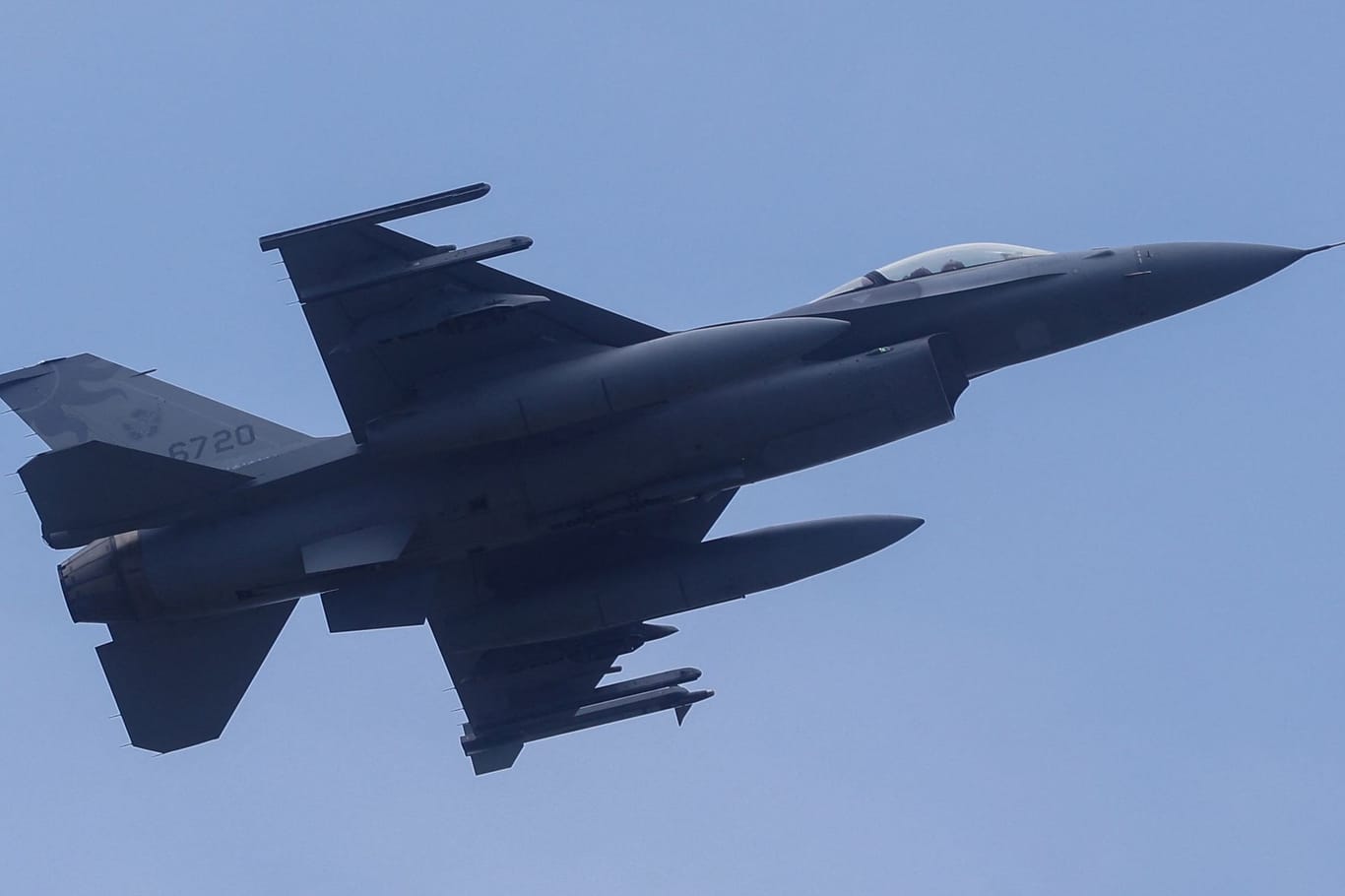 Ein Kampfjet vom Typ F-16 der taiwanesischen Luftwaffe hebt in Hualien ab (Archivbild): Taiwan registrierte 91 chinesische Militärflugzeuge innerhalb von 24 Stunden.