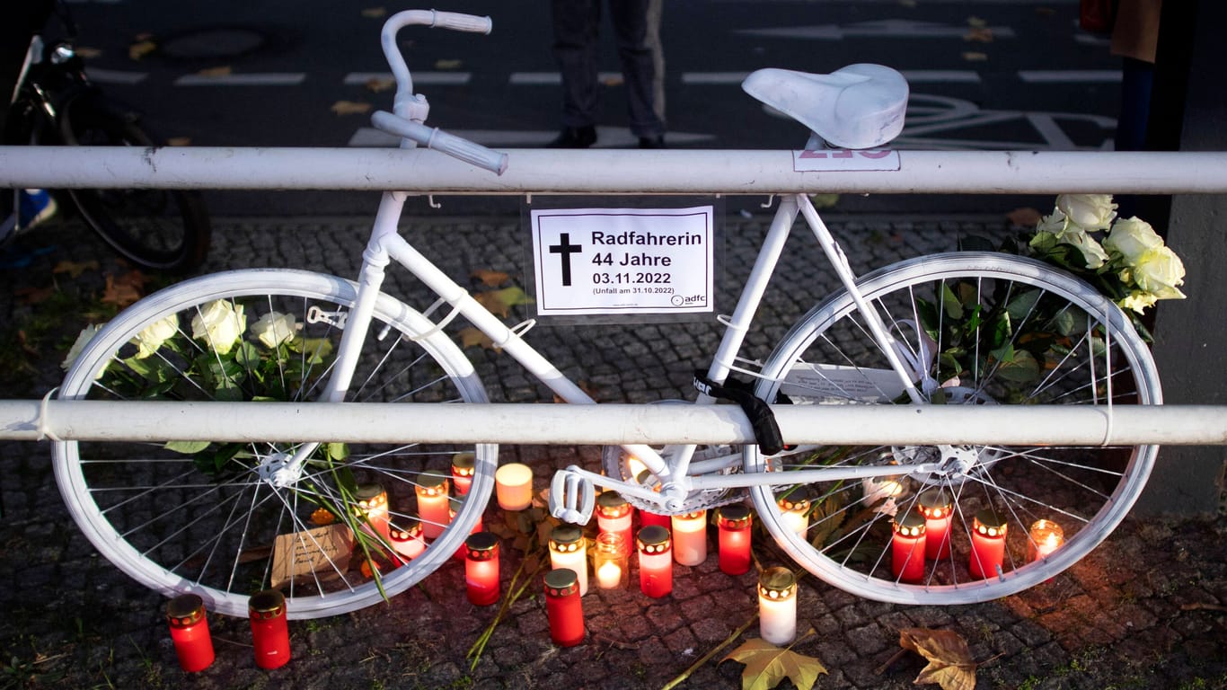 Mahnwache für die getötete Radfahrerin (Archivbild): Aktivisten der "Letzten Generation" hatten Rettungsfahrzeuge aufgehalten.