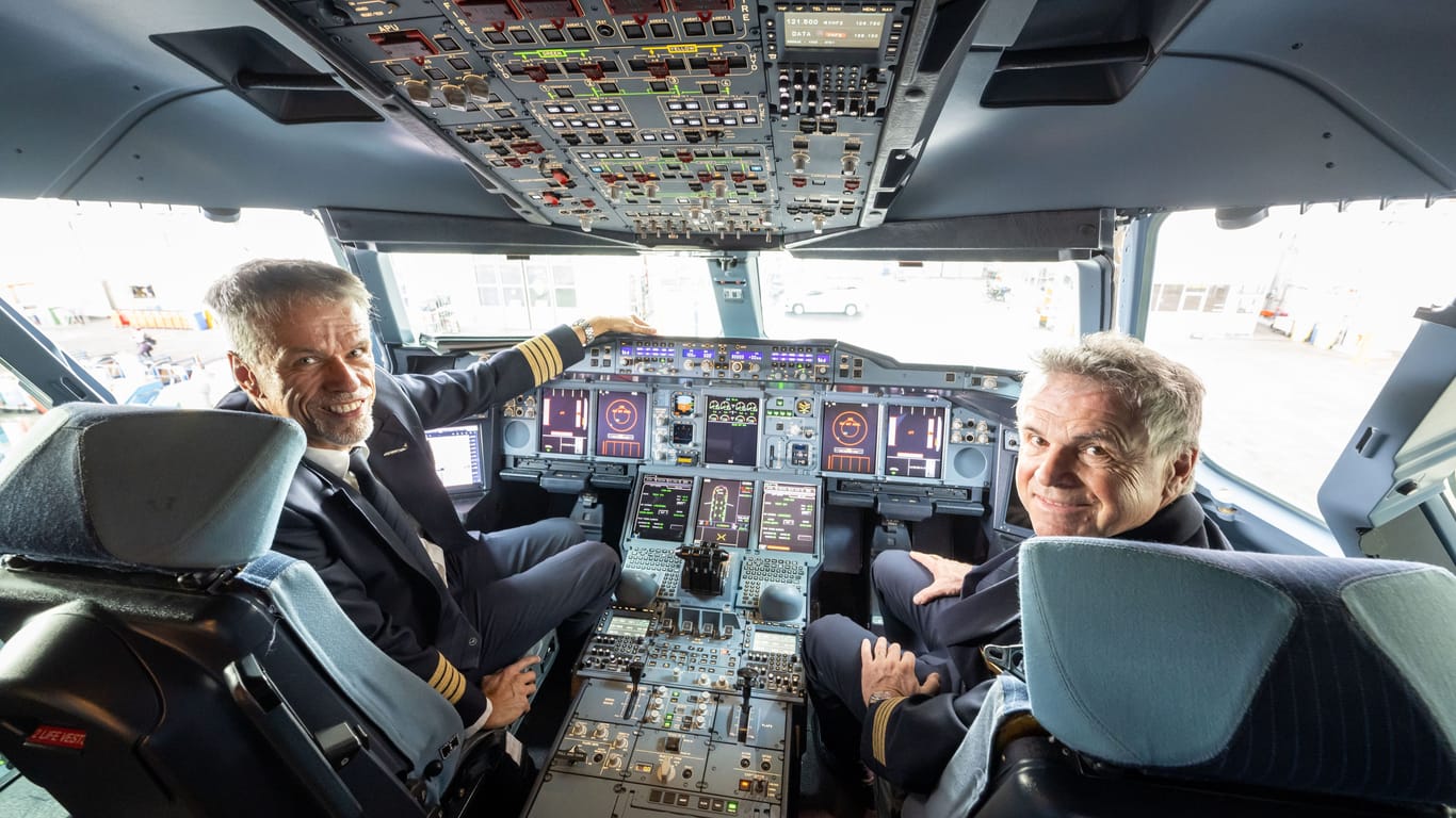 Die Lufthansa-Piloten im Cockpit: Der doppelstöckige A380 landete nach dreijähriger Pause wieder in der bayerischen Landeshauptstadt.