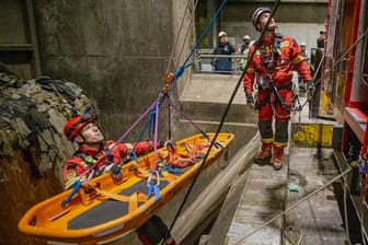 Pariser Feuerwehr rettet Männer aus Müllgrube