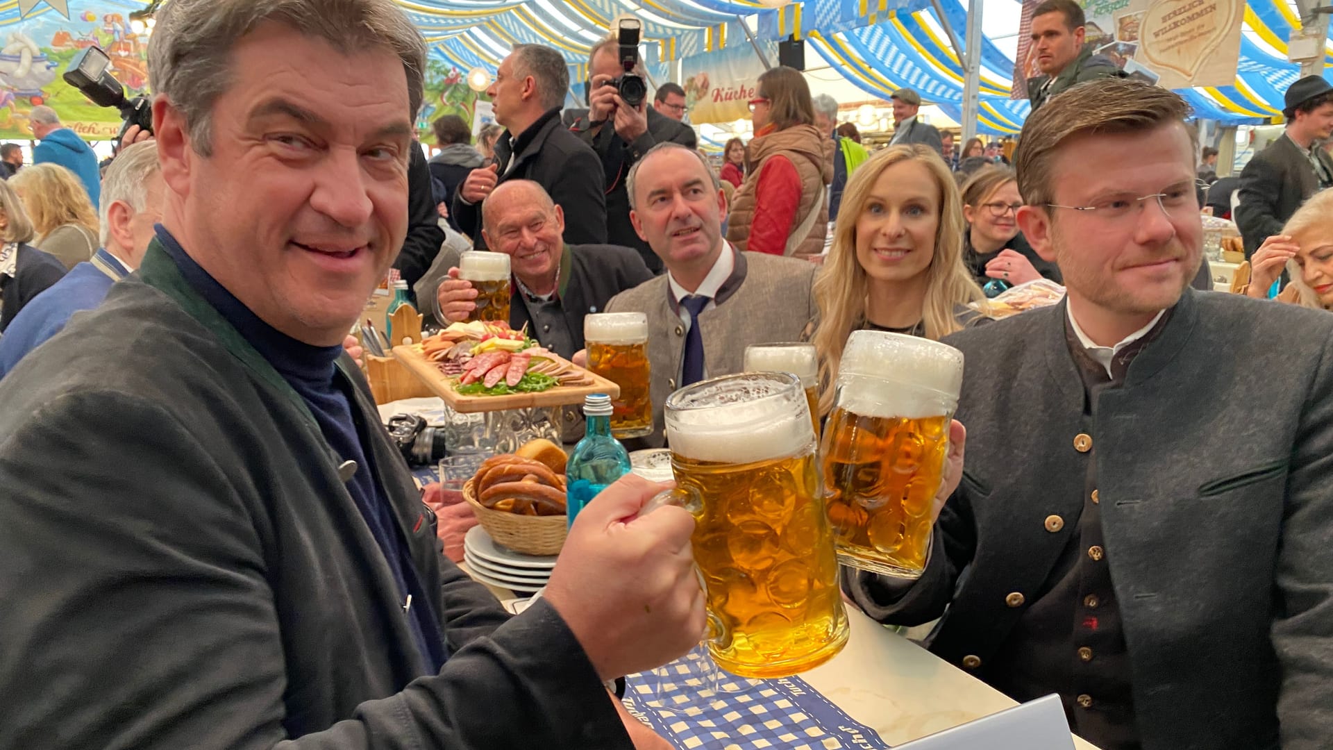 Zeit zum Anstoßen: Ministerpräsident Markus Söder und Hubert Aiwanger waren zum Anstich gekommen, genauso wie Anke und Marcus König (von links nach rechts). Zeit zum Anstoßen: Ministerpräsident Markus Söder und Hubert Aiwanger waren zum Anstich gekommen, genauso wie Anke und Marcus König (von links nach rechts).