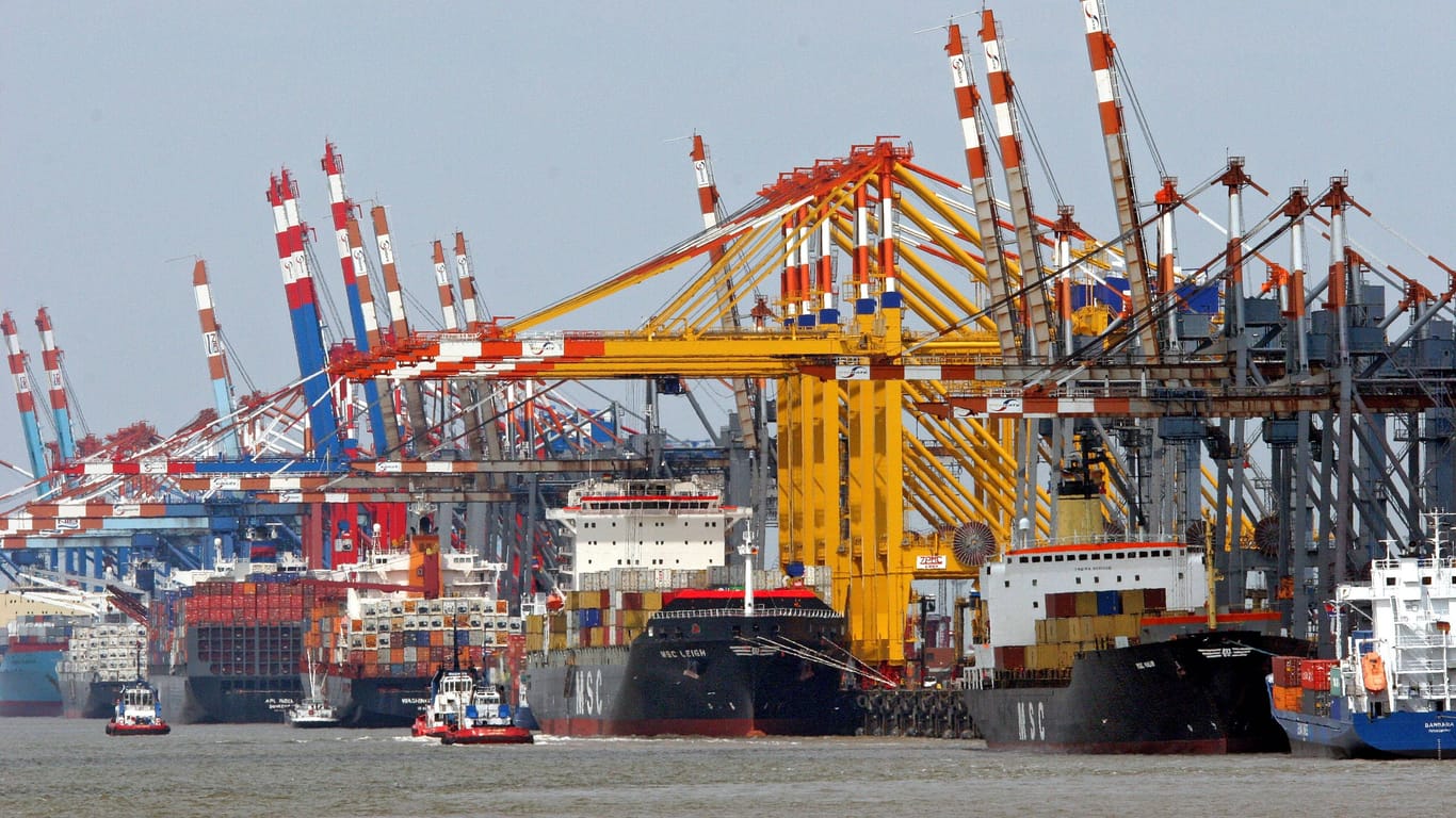 Frachtschiffe am Containerterminal Bremerhaven: Die Arbeits- und Lebensbedingungen von Seeleuten müssen der Deutschen Seemannsmission zufolge verbessert werden.