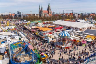 Münchner Frühlingsfest im Sonnenschein: Das Volksfest ist nicht nur in München beliebt.
