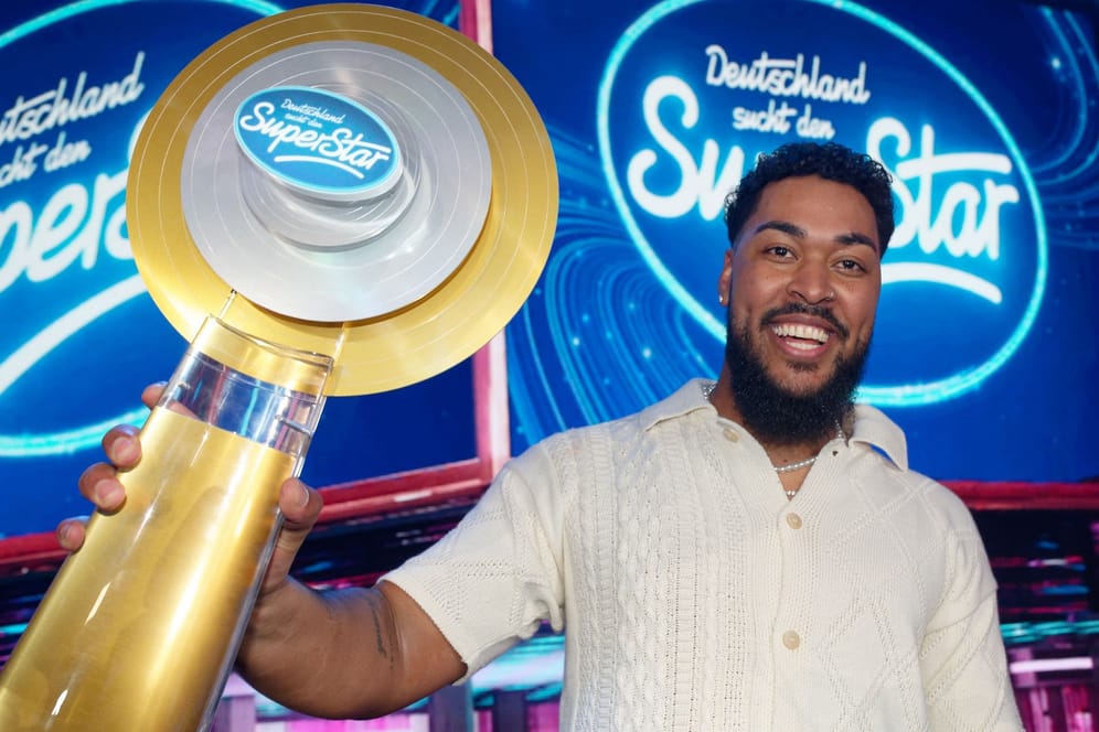 Sem Eisinger, Sieger der Castingshow "Deutschland sucht den Superstar", steht nach dem Finale auf der Bühne.