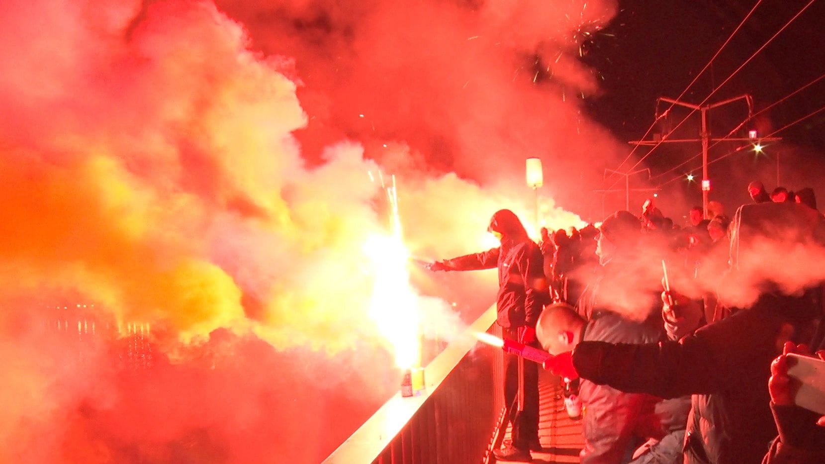 In der Nacht zu Mittwoch führte die Polizeidirektion Dresden einen Einsatz in der Dresdner Innenstadt durch. Hintergrund war ein Aufruf aus der Fußballszene, der auf den Vereinsgeburtstag der SG Dynamo Dresden abstellte. Gegen 23:30 Uhr stellten die Einsatzbeamten etwa 3.000 Personen im Bereich des Königsufers, der Brühlschen Terrasse, der Carolabrücke In der Nacht zu Mittwoch führte die Polizeidirektion Dresden einen Einsatz in der Dresdner Innenstadt durch. Hintergrund war ein Aufruf aus der Fußballszene, der auf den Vereinsgeburtstag der SG Dynamo Dresden abstellte. Gegen 23:30 Uhr stellten die Einsatzbeamten etwa 3.000 Personen im Bereich des Königsufers, der Brühlschen Terrasse, der Carolabrücke