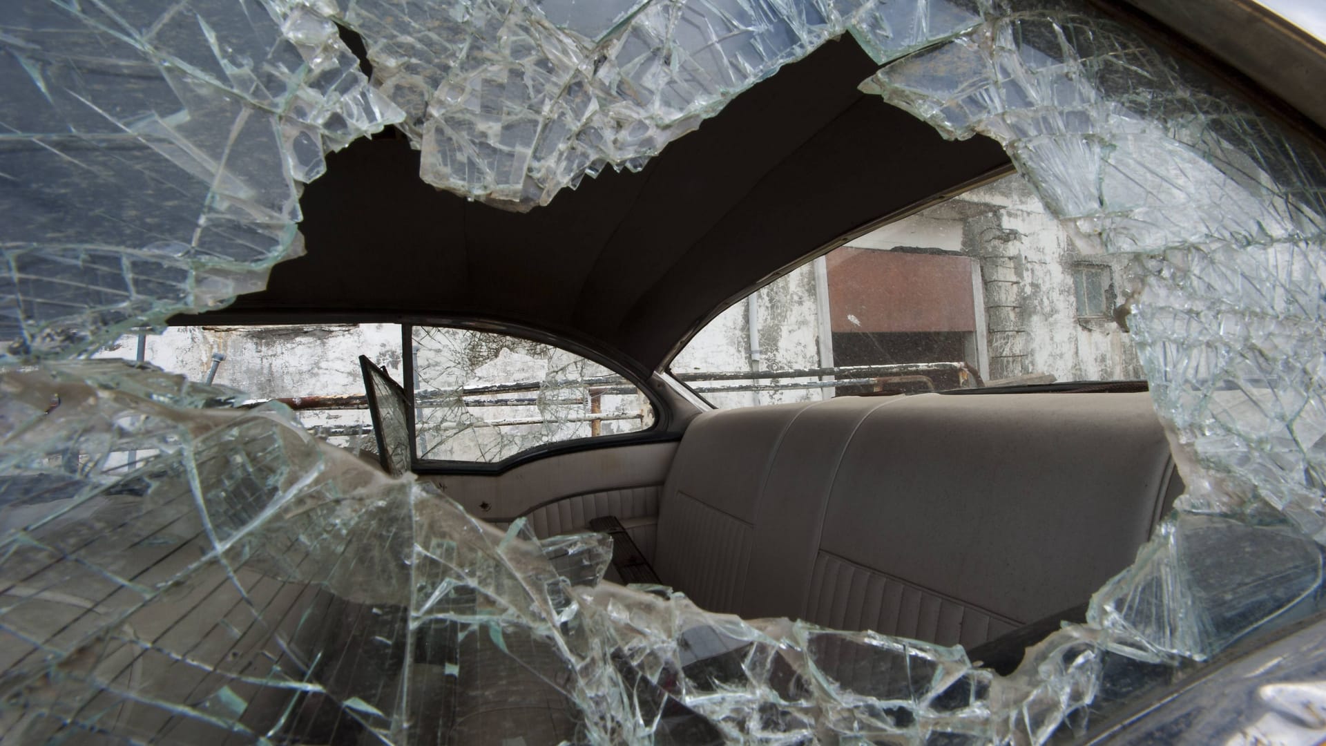 Ein beschädigtes Auto (Symbolbild): Der Mann raste gegen eine Mauer.