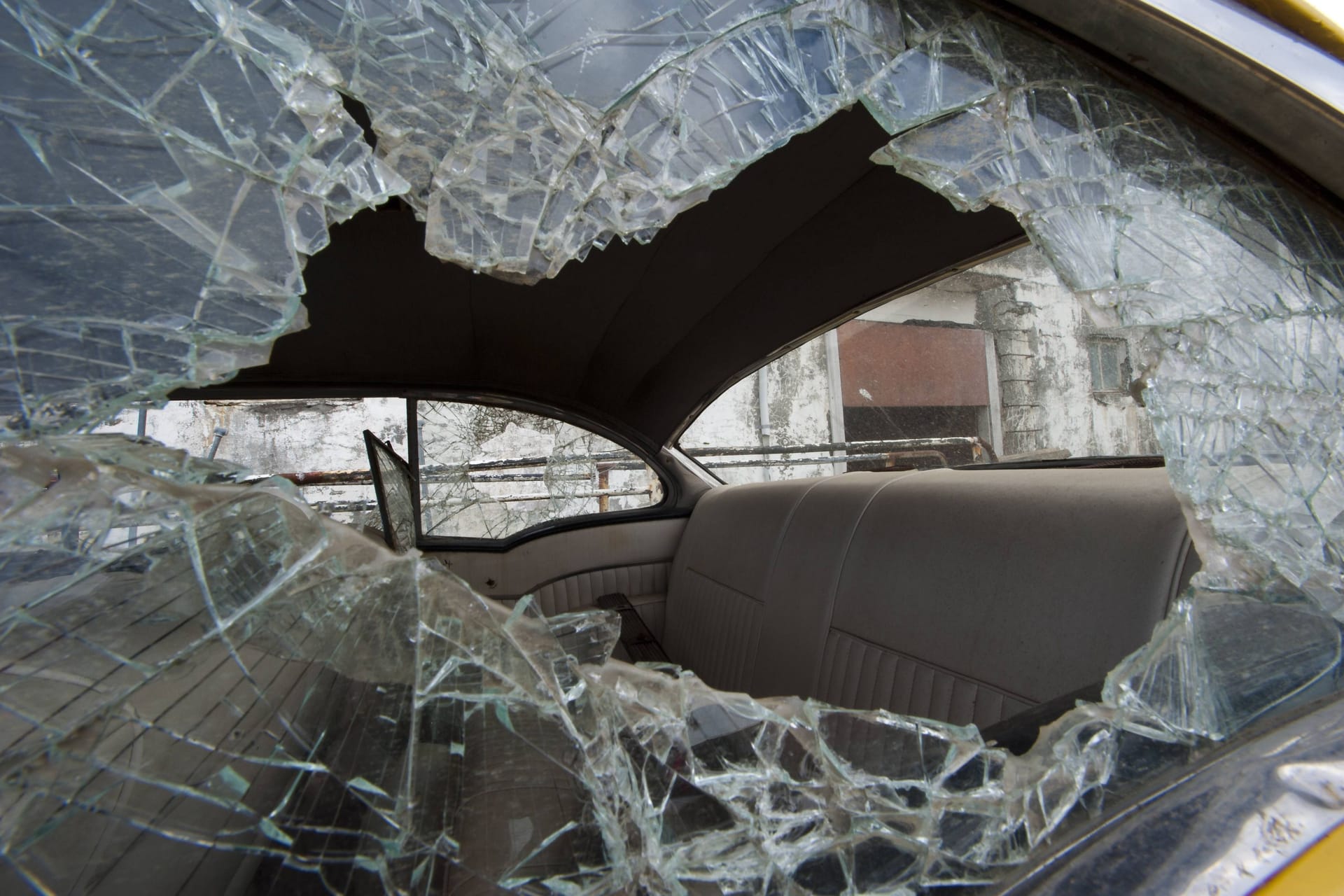 Ein beschädigtes Auto (Symbolbild): Der Mann raste gegen eine Mauer.