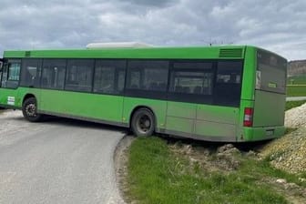 Der steckengebliebene Linienbus bei Hildesheim: Am Ende hat der Chef der Firma das Fahrzeug abgeholt.