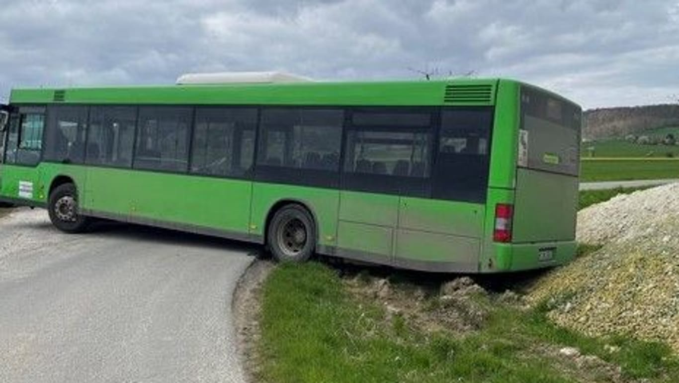 Der steckengebliebene Linienbus bei Hildesheim: Am Ende hat der Chef der Firma das Fahrzeug abgeholt.