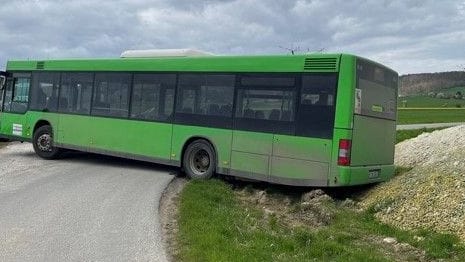 Der steckengebliebene Linienbus bei Hildesheim: Am Ende hat der Chef der Firma das Fahrzeug abgeholt. Der steckengebliebene Linienbus bei Hildesheim: Am Ende hat der Chef der Firma das Fahrzeug abgeholt.