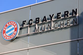 Bayern-Logo und -Schriftzug am Gebäude auf dem Vereinsgelände: Am Dienstag wurde das BKA vorstellig.